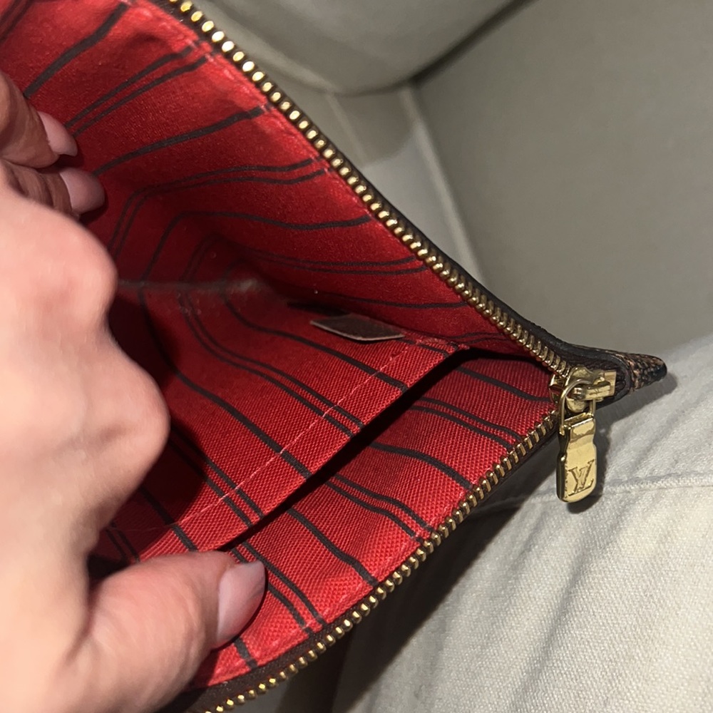 Louis Vuitton Neverfull Pochette - Picture 4 of 6